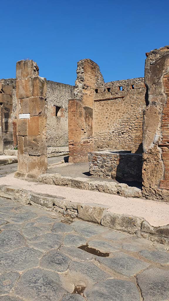 IX.1.16, Pompeii. July 2021.
Looking north-west to entrance doorways, with IX.1.15, centre left.
Foto Annette Haug, ERC Grant 681269 DÉCOR.