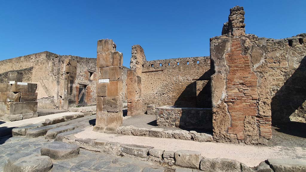 IX.1.16, Pompeii. July 2021. Looking north to entrance doorway on Via dell’Abbondanza, with Via Stabiana, on left.
Foto Annette Haug, ERC Grant 681269 DÉCOR.
