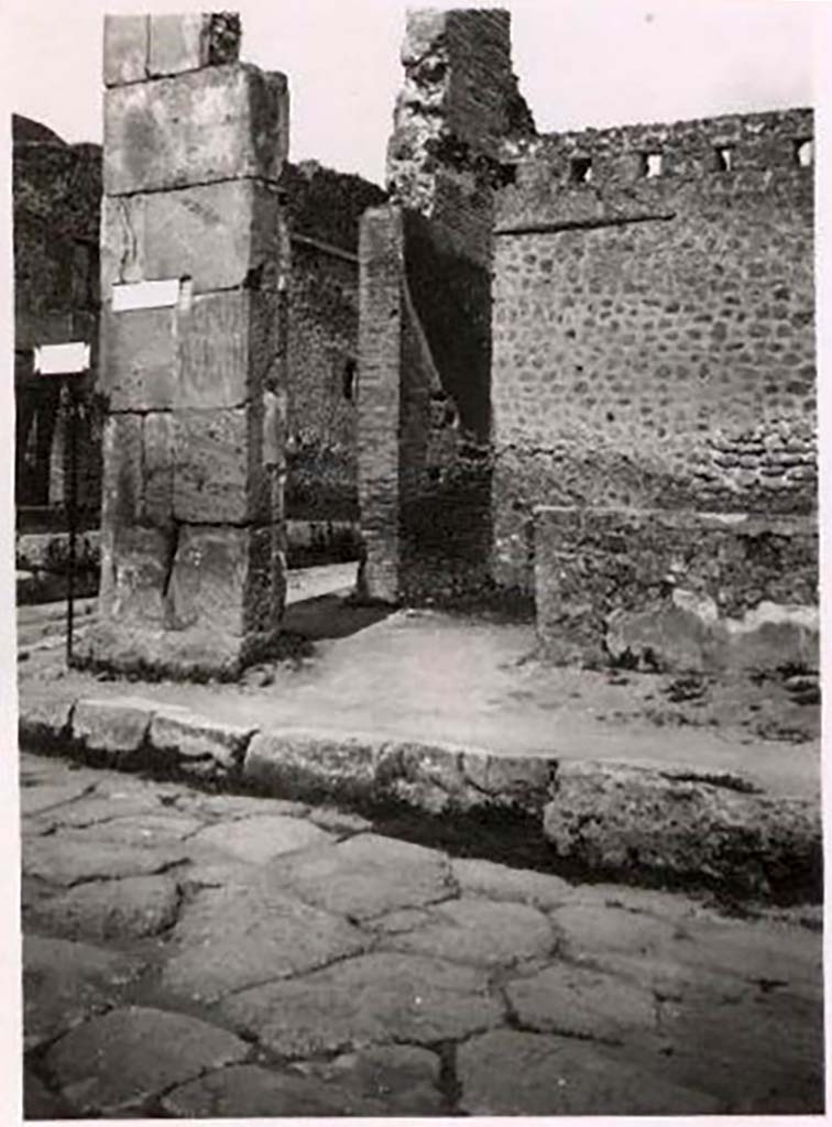 IX.1.16 Pompeii. Pre-1943. Photo by Tatiana Warscher.
Looking through entrance on Via dell’Abbondanza towards other entrance on Via Stabiana.
See Warscher, T. Codex Topographicus Pompeianus, IX.1. (1943), Swedish Institute, Rome. (no.61), p. 95.