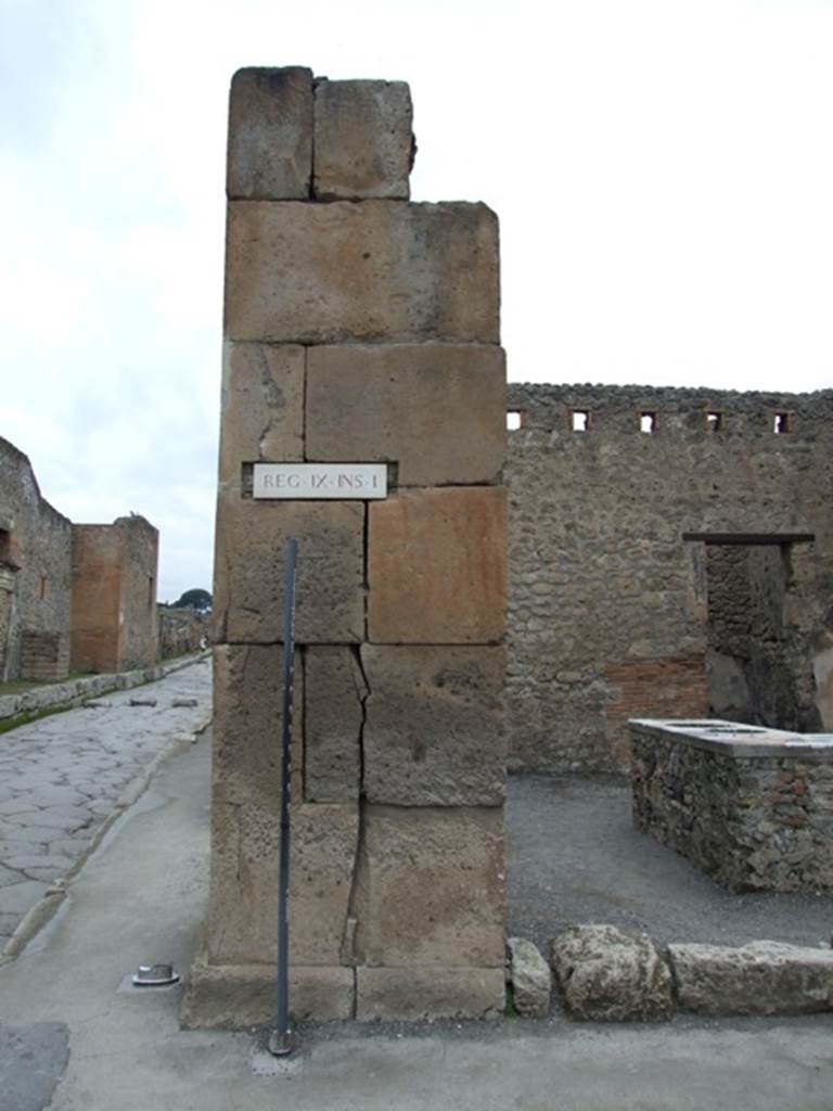 IX.1.16 Pompeii. December 2007. Pillar on corner of crossroads of Via Stabiana and Via dell’ Abbondanza, with remains of red painted Oscan inscription.