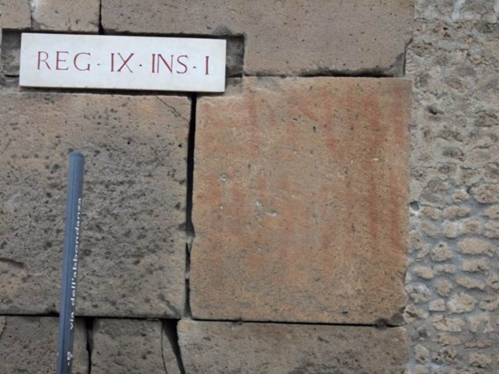 IX.1.16 Pompeii. December 2007. Pillar on corner of IX.1.
Remains of red painted Oscan inscription known as Eituns. Fiorelli wrote that it had vanished. For information on Eituns see: Assoc. Int. Amica di Pompei: QUADERNI DI STUDI POMPEIANA, 1/2007, article by Rosalba Antonini. (p.47-113). For Eituns at IX.1.16 see page 64.
See Varone, A. and Stefani, G., 2009. Titulorum Pictorum Pompeianorum, Rome: L’erma di Bretschneider, (p. 377)