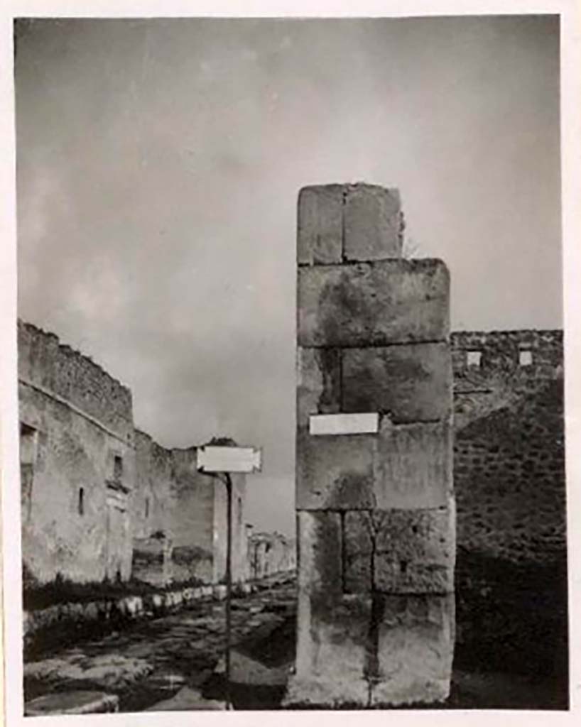 IX.1.16 Pompeii. Pre-1943. Photo by Tatiana Warscher. Looking north to pilaster on Via dell’Abbondanza.
On the left is the side entrance of the Stabian Baths, on Via Stabiana.
See Warscher, T. Codex Topographicus Pompeianus, IX.1. (1943), Swedish Institute, Rome. (no.60), p. 92.