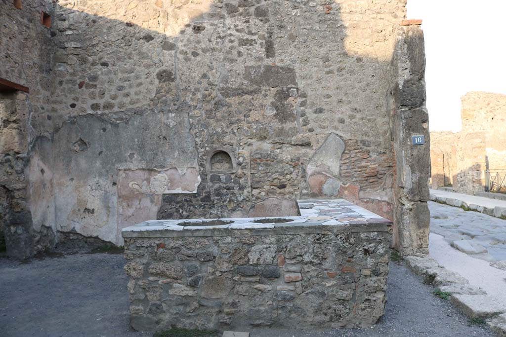 IX.1.16 Pompeii. December 2018. Looking towards east wall, and entrance, on right. Photo courtesy of Aude Durand.