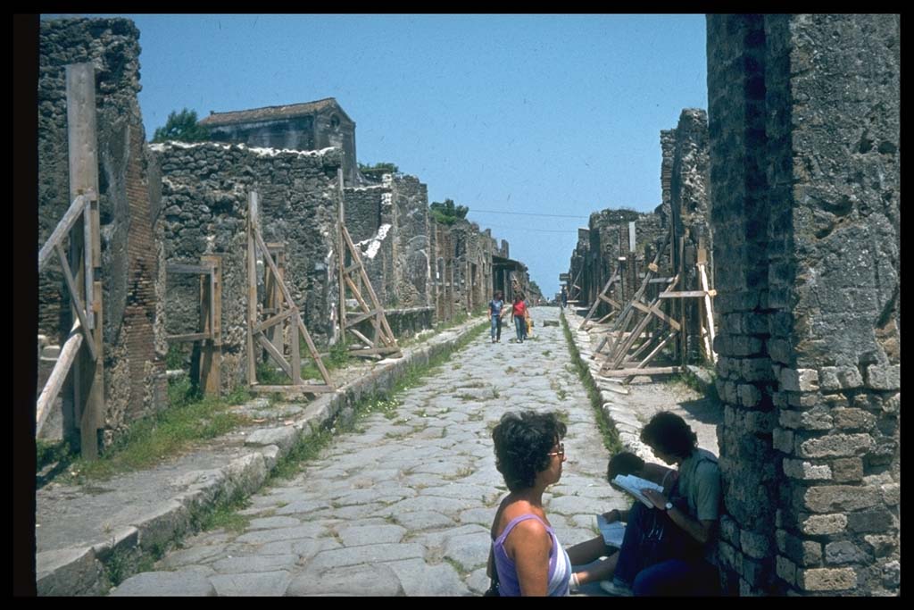 IX.1.16 Pompeii. (on left). Via dell’Abbondanza, looking east.
Photographed 1970-79 by Günther Einhorn, picture courtesy of his son Ralf Einhorn.