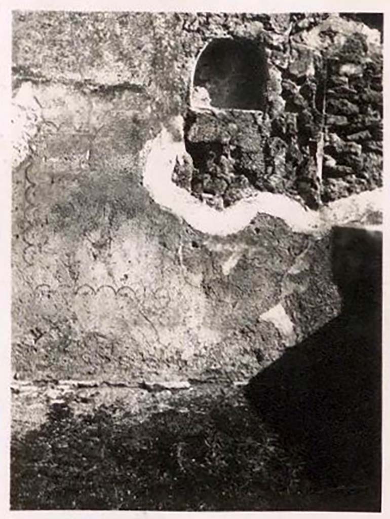 IX.1.16 Pompeii. Pre-1943. Arched niche on east wall, with detail of some wall decoration.
Photo by Tatiana Warscher.
See Warscher, T. Codex Topographicus Pompeianus, IX.1. (1943), Swedish Institute, Rome. (no.62), p. 95.