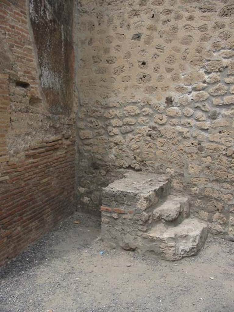 IX.1.16 Pompeii. May 2003. Stone steps in north-west corner, base of stairs to upper floor. Photo courtesy of Nicolas Monteix.