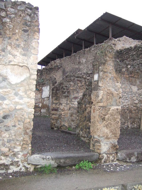 IX.1.18 Pompeii. December 2004. Looking north across yard from vestibule.