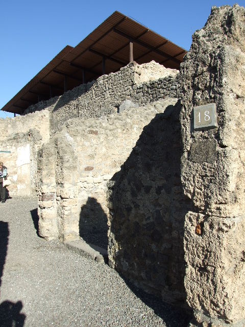 IX.1.18 Pompeii. December 2006. Remains of cubiculum, on east side of yard.