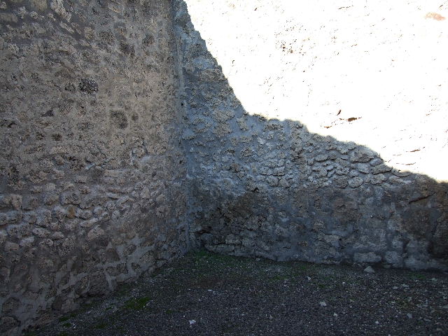 IX.1.18 Pompeii. December 2006. Detail of niche on south side.