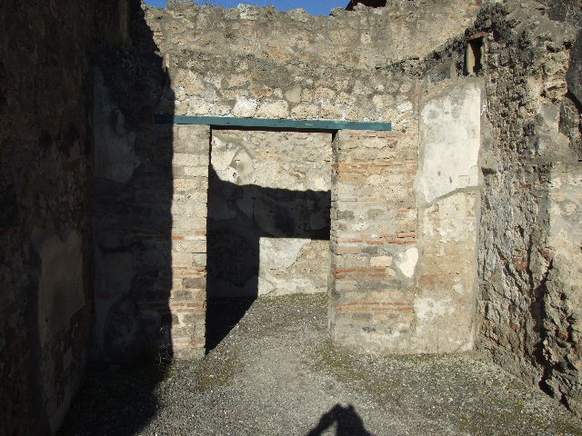 IX.1.18 Pompeii. December 2006. Detail of niche on north side.