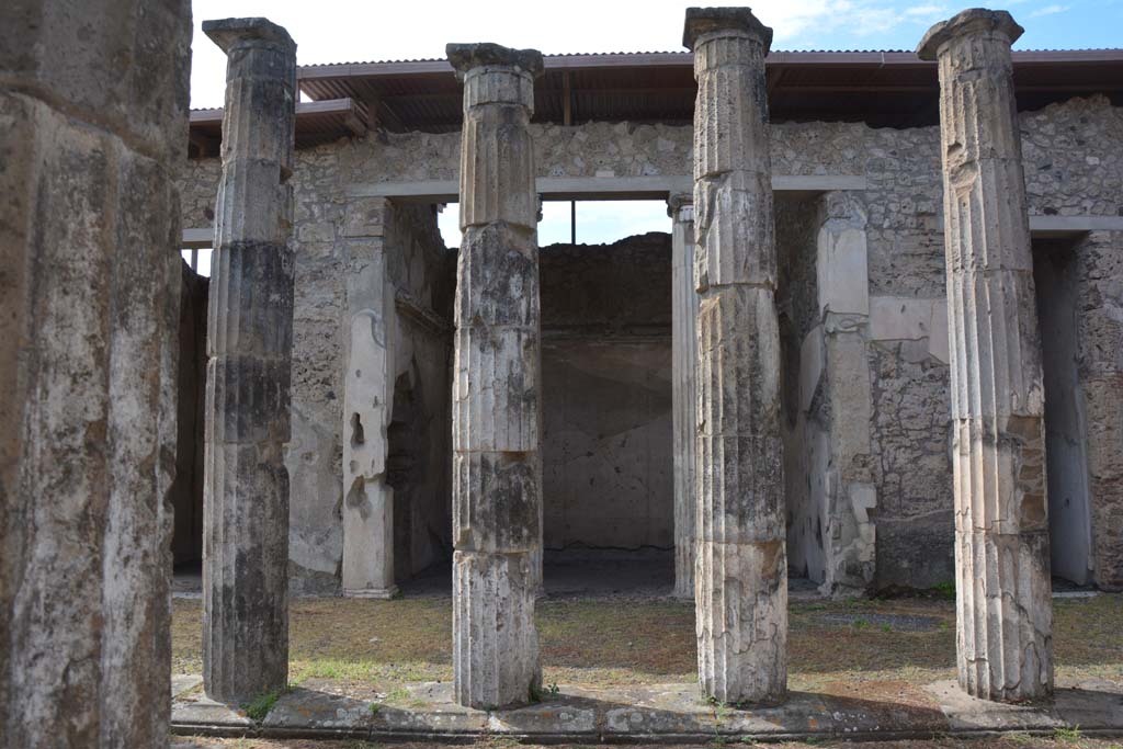 IX.1.20 Pompeii. September 2019. Room 2, looking west across atrium towards west ala 18.
Foto Annette Haug, ERC Grant 681269 DÉCOR