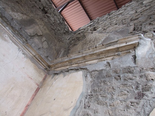 IX.1.20 Pompeii.  December 2007.  Room 2.  Atrium. Tufa columns and basin.