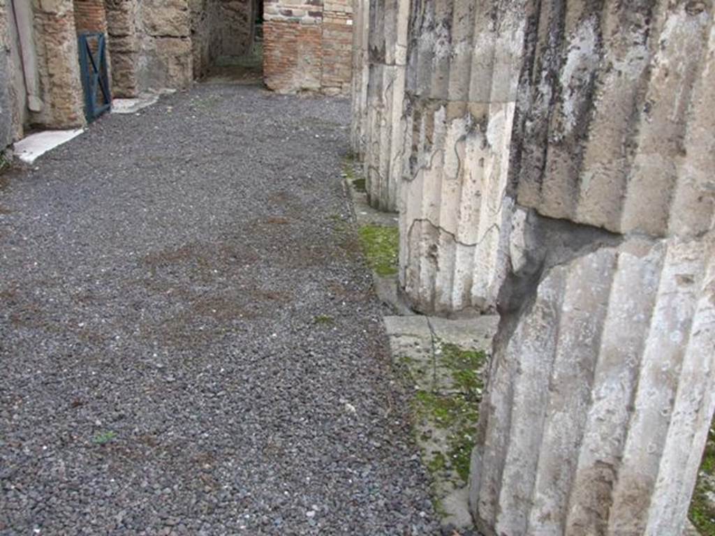 IX.1.20 Pompeii. December 2007. Room 2. Tufa columns in atrium.