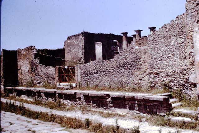 IX.1.20 Pompeii. December 2006. Podium looking east along Via dell’ Abbondanza.