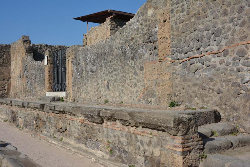 IX.1.20 Pompeii. March 2019. Looking west along entrance podium.
Foto Annette Haug, ERC Grant 681269 DÉCOR