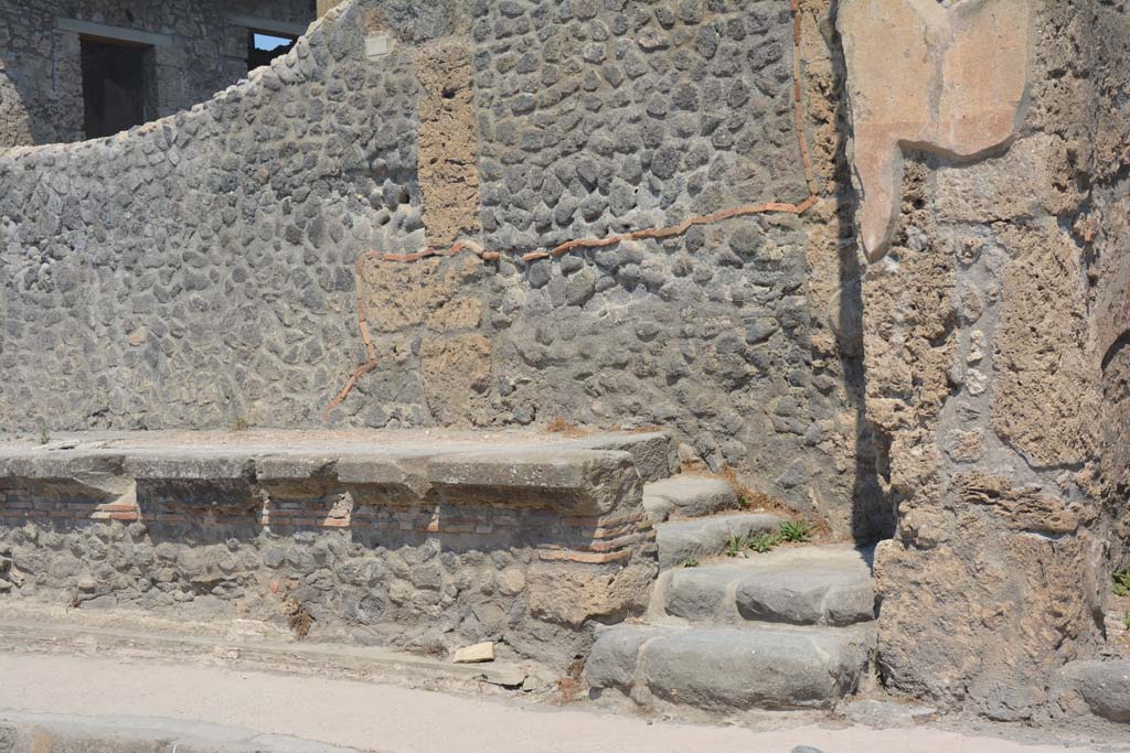 IX.1.20 Pompeii. July 2017. Detail of front façade and steps onto podium at east end.
Foto Annette Haug, ERC Grant 681269 DÉCOR
