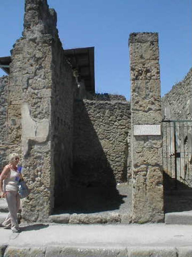 IX.1.21 Pompeii. May 2005. Entrance on Via dell�Abbondanza.
According to Della Corte, this graffiti was found on the left of the entrance

(C. Cuspius)  Proculus  rog(at)   [CIL IV 1067a]

See Della Corte, M., 1965.  Case ed Abitanti di Pompei. Napoli: Fausto Fiorentino. (p.249)


