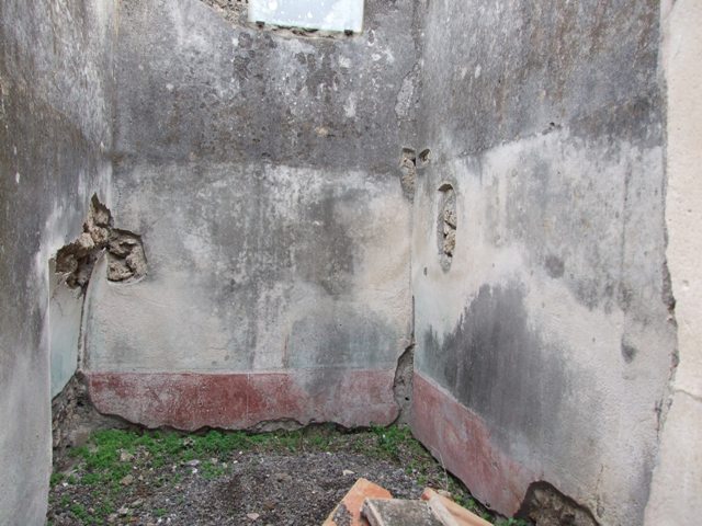 IX.1.22 Pompeii. December 2007. Room 7, tablinum, west wall and doorway with one step to room 10 in north-west corner.