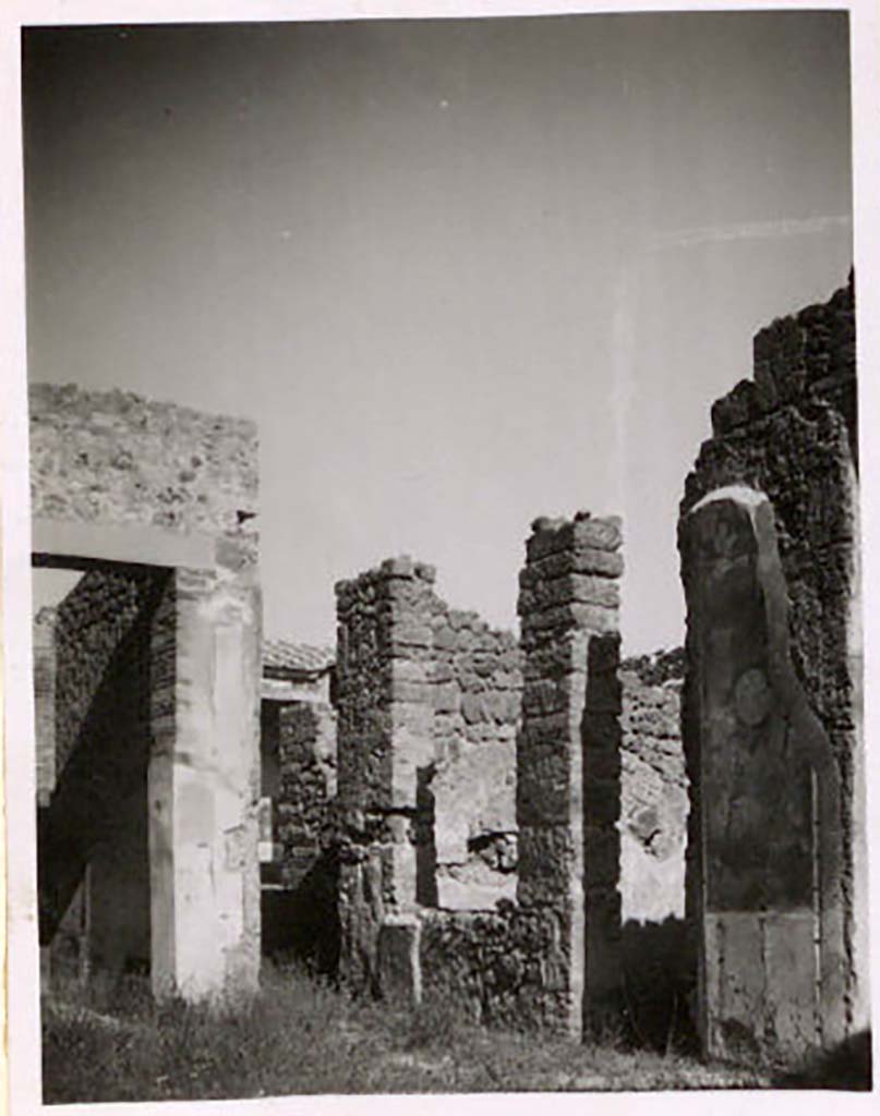 IX.1.22 Pompeii. Pre-1943. Room 1, looking towards room 6, on east side of atrium. Photo by Tatiana Warscher.
According to Warscher – “the wall decoration was the same as the west wall.
On the wall (in the photo above) one can clearly see a medallion, and at the other end of the same wall, near the lararium, one can clearly see a rectangle.”
See Warscher, T. Codex Topographicus Pompeianus, IX.1. (1943), Swedish Institute, Rome. (no.114), p. 199.