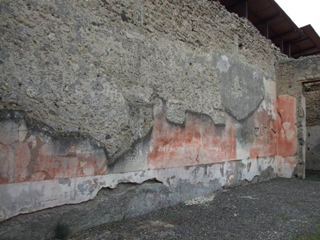 IX.1.22 Pompeii. December 2007.Room 1, west wall of atrium. According to Bragantini, the dado of the atrium walls was painted but faded and uncoloured. The middle zone was red, and on the west wall was a large central panel. The side panels had paintings in them, and on the north side was a medallion. On the west side of the door in the north wall, would have been another painted medallion of a landscape.
See Bragantini, de Vos, Badoni, 1986. Pitture e Pavimenti di Pompei, Parte 3. Rome: ICCD. (p.399, atrio ‘b’)