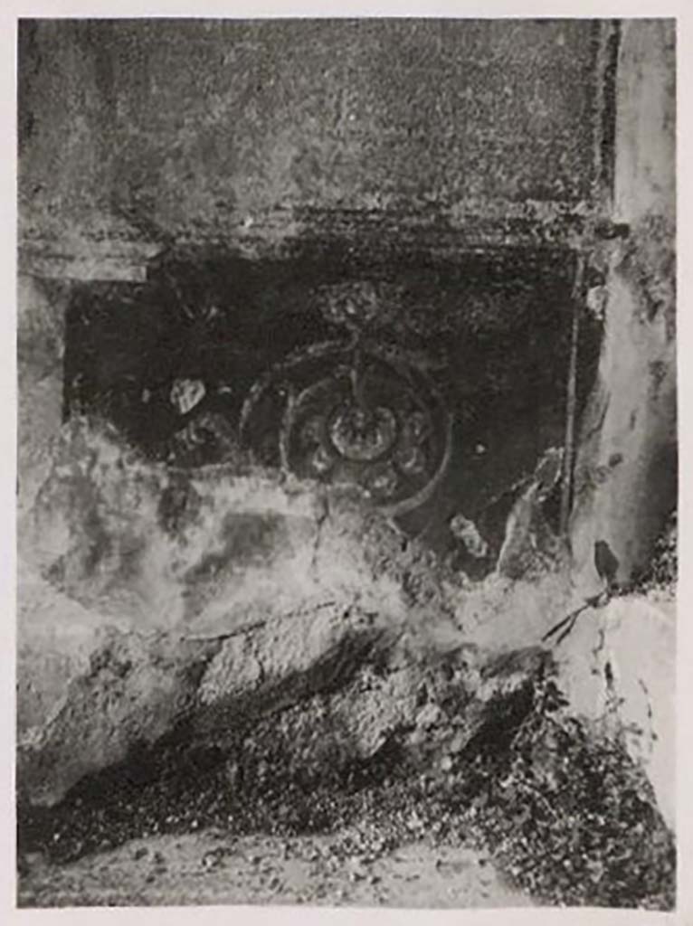 IX.1.22 Pompeii. Pre-1943.
Room 7, painted decoration from zoccolo panel on east and west wall. Photo by Tatiana Warscher.
See Warscher, T. Codex Topographicus Pompeianus, IX.1. (1943), Swedish Institute, Rome. (no.122a), p. 207.