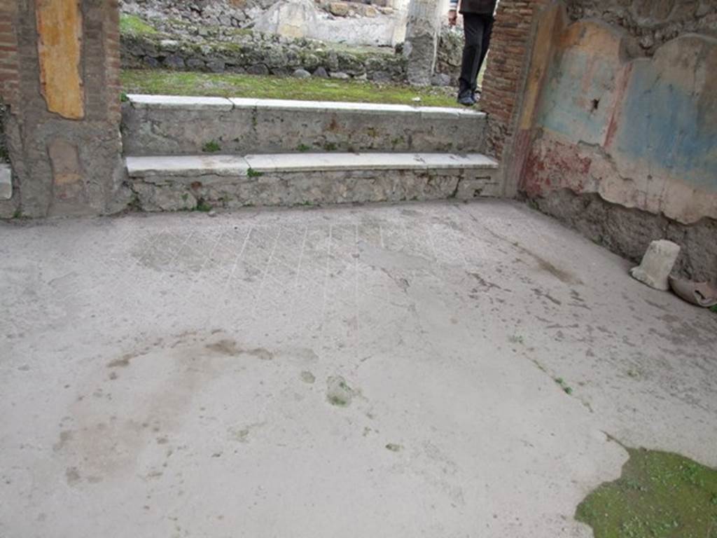 IX.1.22 Pompeii. December 2007. Room 7, decorated floor in tablinum. According to Bragantini, the floor was made of cocciopesto with shapes delineated by white tesserae.
The diamond shapes formed a net design, and in the centre of each diamond was a small tesserae cross shape.