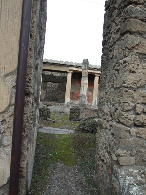 IX.1.22 Pompeii. December 2007. Room 14, south side of first peristyle, looking east.