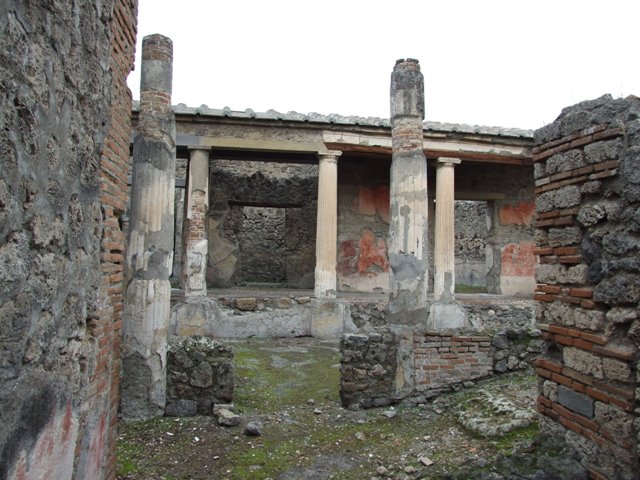 IX.1.22 Pompeii. December 2007. Room 14, first peristyle, looking north.
