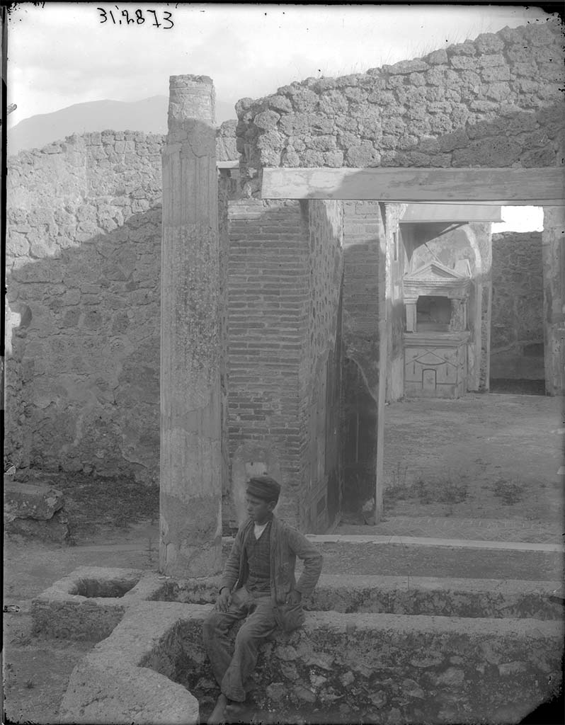 IX.1.22 Pompeii. Pre-1931 photo.
Looking towards south portico of pseudo-peristyle (our room 14), and across the tablinum to the atrium.
DAIR 31.2873. Photo © Deutsches Archäologisches Institut, Abteilung Rom, Arkiv.
See Warscher, T. Codex Topographicus Pompeianus, IX.1. (1943), Swedish Institute, Rome. (no.116), p. 200.