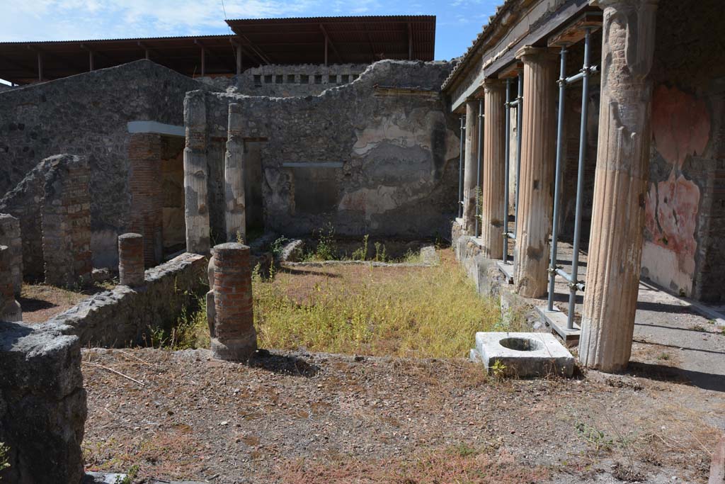 IX.1.22 Pompeii. September 2019. Room 14, looking west from east portico towards first peristyle.
Foto Annette Haug, ERC Grant 681269 DÉCOR