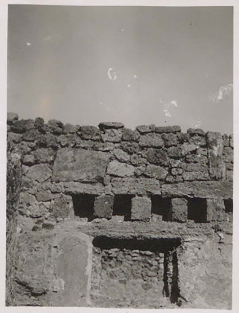 IX.1.22 Pompeii. Pre-1943. Room 17, window in east wall, with holes for support beams of an upper floor.
The window would have been just under the ceiling. Photo by Tatiana Warscher.
See Warscher, T. Codex Topographicus Pompeianus, IX.1. (1943), Swedish Institute, Rome. (no.148), p. 258.