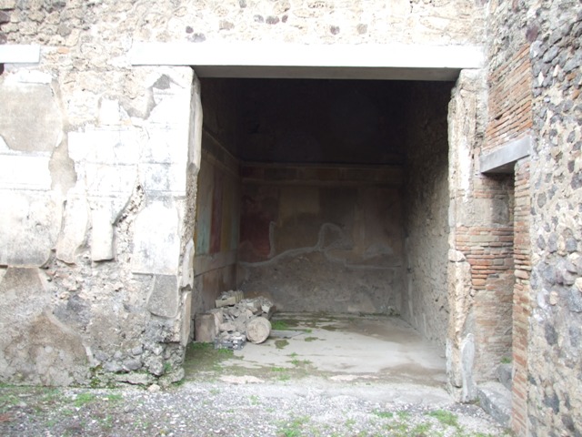 IX.1.22 Pompeii. December 2007. Room 22, remains of painted decorations.