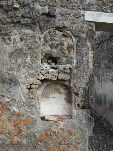 IX.1.22 House of M. Epidi Sabini. December 2007. Stone staircase between rooms 25 and 28.