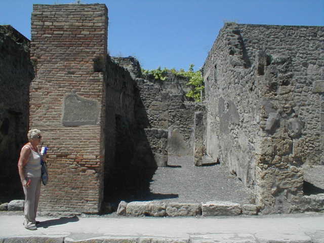 IX.1.24 Pompeii. May 2010. West wall of shop.
