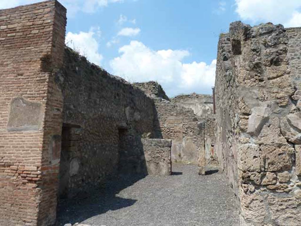 IX.1.24 Pompeii. May 2010. Niche in north-west corner of shop.