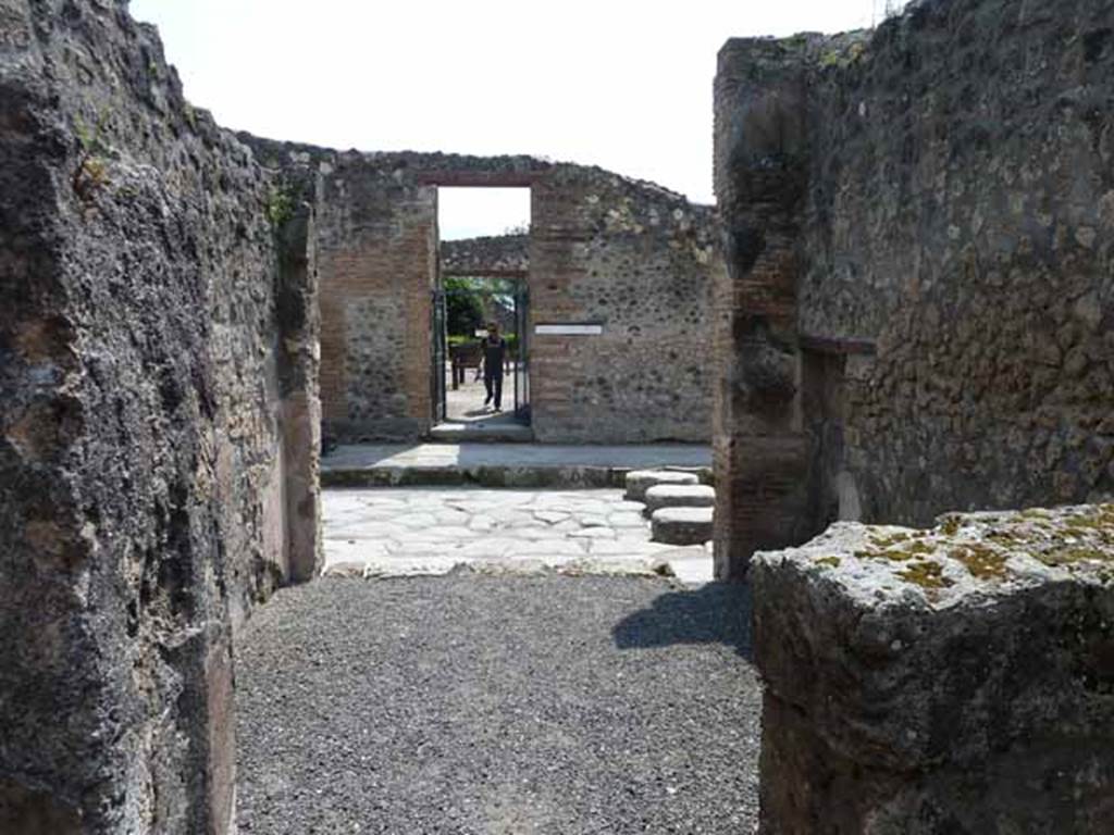 IX.1.24 Pompeii. May 2010. Looking south from doorway of rear room, across front room of shop to Via dell�Abbondanza, and to the doorway of  L. Rapinasi Optati.

