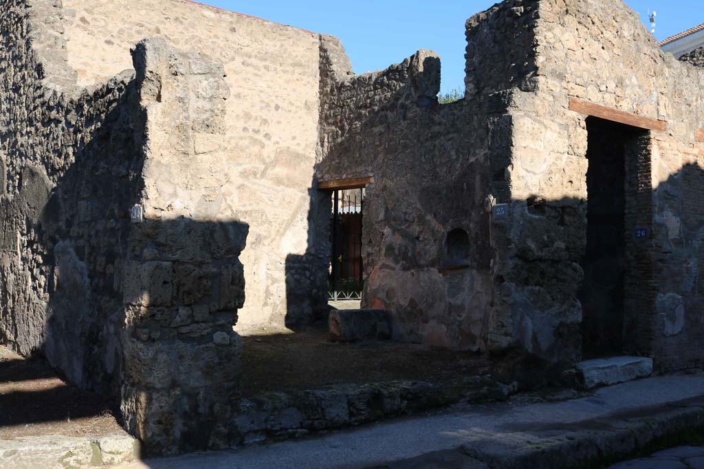 IX.1.25 Pompeii. September 2005. East wall with niche.