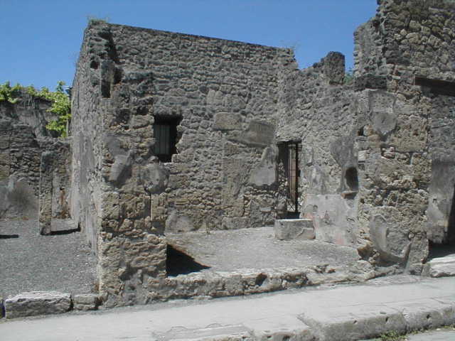 IX.1.25 Pompeii. September 2005. Arched niche in east wall. Boyce said that this was la nicchia dei Penati, according to Fiorelli.
See Boyce G. K., 1937. Corpus of the Lararia of Pompeii. Rome: MAAR 14. (p.80)
See Pappalardo, U., 2001. La Descrizione di Pompei per Giuseppe Fiorelli (1875). Napoli: Massa Editore. (p.140)
