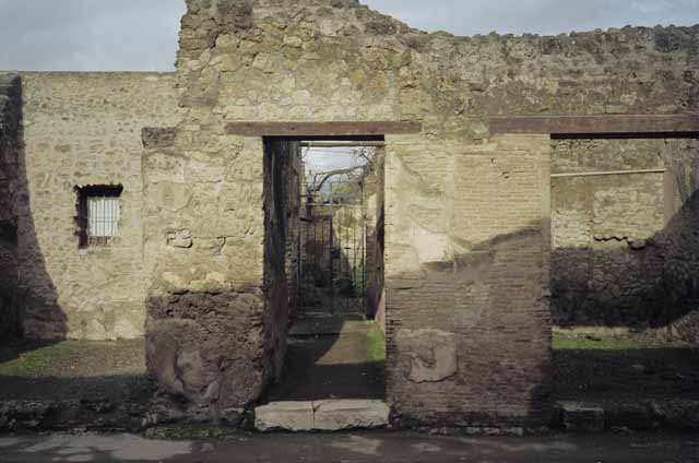 IX.1.26 Pompeii. December 2004. East wall of entrance corridor.