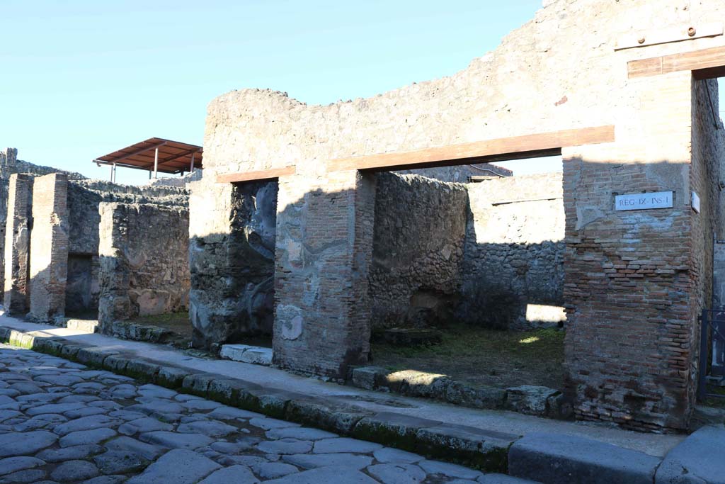 IX.1.27 Pompeii, on right. December 2018. 
Looking towards entrance on north side of Via dell�Abbondanza. Photo courtesy of Aude Durand.

