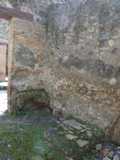 IX.1.27 Pompeii. March 2009. South east corner at front of shop.
