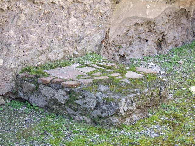 IX.1.27 Pompeii. May 2005. Side of shop in Vicolo di Tesmo looking north.         IX.7.13
According to Varone and Stefani, a graffito was found to the east of IX.1.27 (on the left), but not conserved:
Ampliatum aed(ilem) V(irum) b(onum) vicini rog(ant)    [CIL IV 2978?] 
On the right of the photo, to the west of IX.7.13, they think the following may have been found
M(arcum) Holconi[um]
Aed(ilem) o(ro) v(os) f(aciatis)    [CIL IV 2980?]
See Varone, A. and Stefani, G., 2009. Titulorum Pictorum Pompeianorum, Rome: L’erma di Bretschneider, (p.379)
