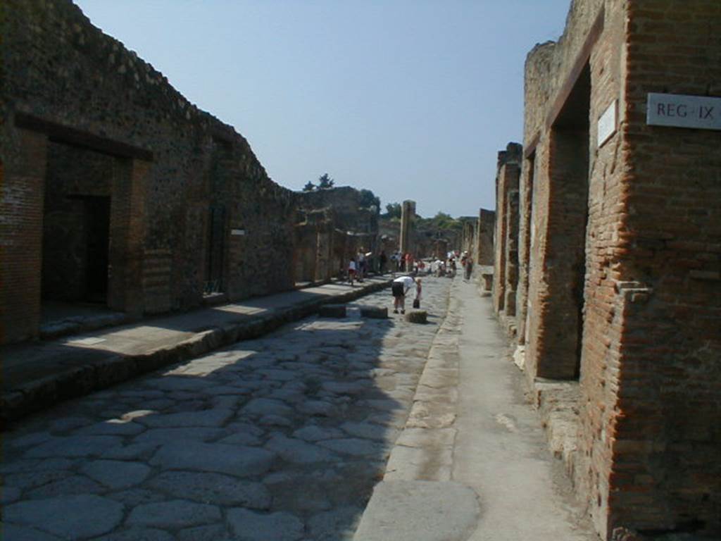I.4 Pompeii. Via dell� Abbondanza looking west, from end of Vicolo di Tesmo near IX.1.27