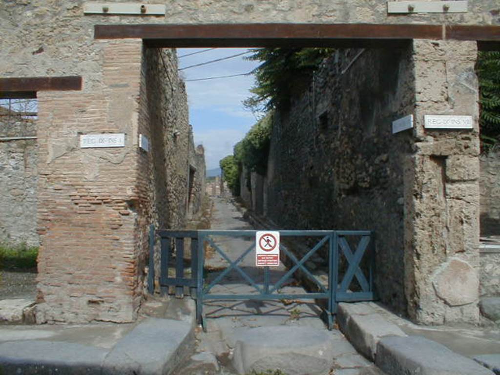 IX.1.27 Pompeii. May 2005. Side of shop in Vicolo di Tesmo looking north.         IX.7.13
According to Varone and Stefani, a graffito was found to the east of IX.1.27 (on the left), but not conserved:
Ampliatum aed(ilem) V(irum) b(onum) vicini rog(ant)    [CIL IV 2978?] 
On the right of the photo, to the west of IX.7.13, they think the following may have been found
M(arcum) Holconi[um]
Aed(ilem) o(ro) v(os) f(aciatis)    [CIL IV 2980?]
See Varone, A. and Stefani, G., 2009. Titulorum Pictorum Pompeianorum, Rome: L�erma di Bretschneider, (p.379)
