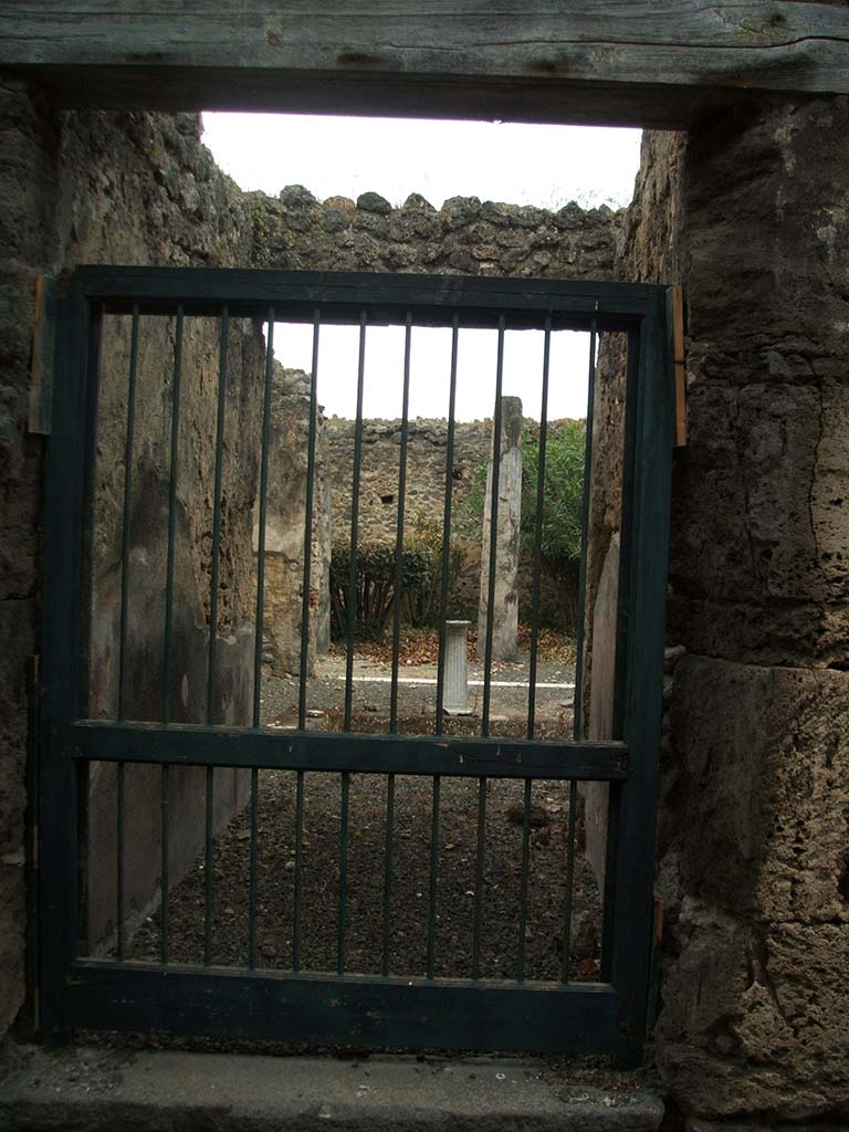 IX.7 Pompeii. May 2005.         Vicolo di Tesmo looking south.           IX.1.29 