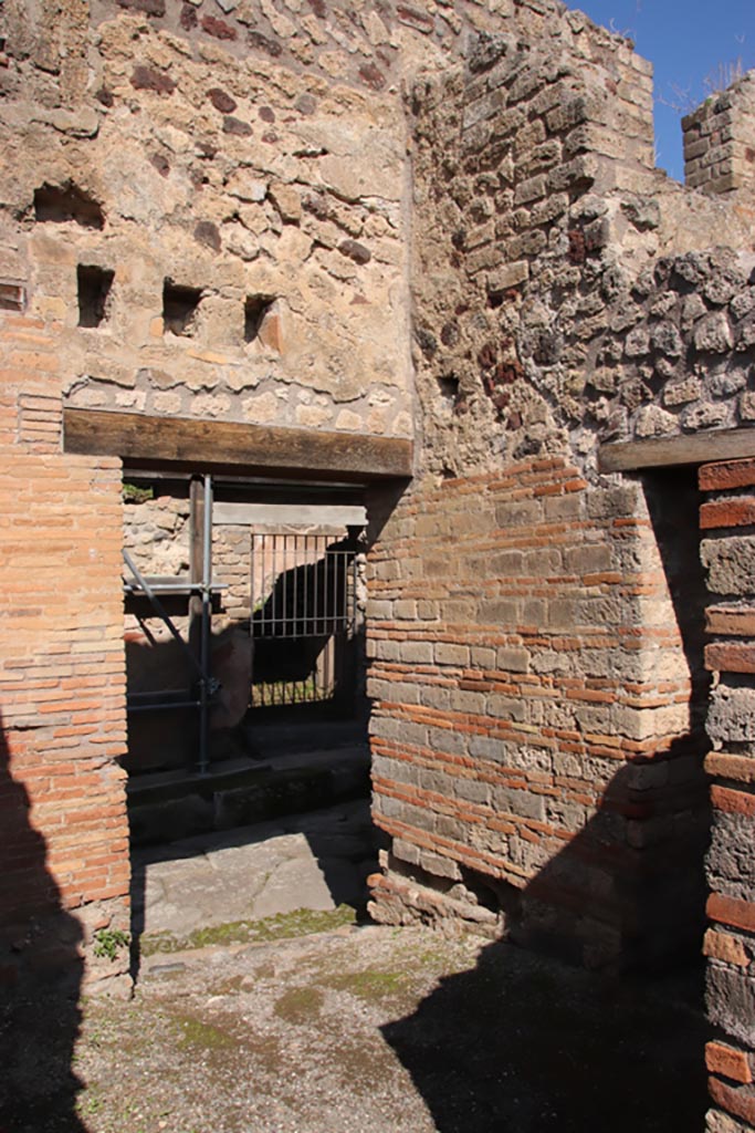IX.1.31 Pompeii. October 2022.
Looking north to entrance doorway, and to kitchen, on right. Photo courtesy of Klaus Heese