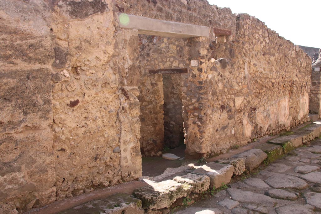 IX.1.33 Pompeii. March 2009. Side of oven on south side.