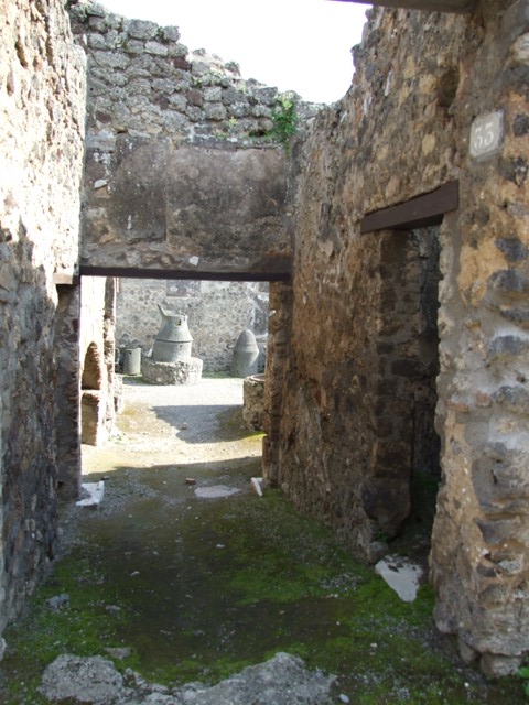 IX.1.33 Pompeii.  March 2009.  Oven.