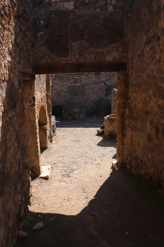 IX.1.33 Pompeii. May 2005. Looking south into bakery, from entrance.