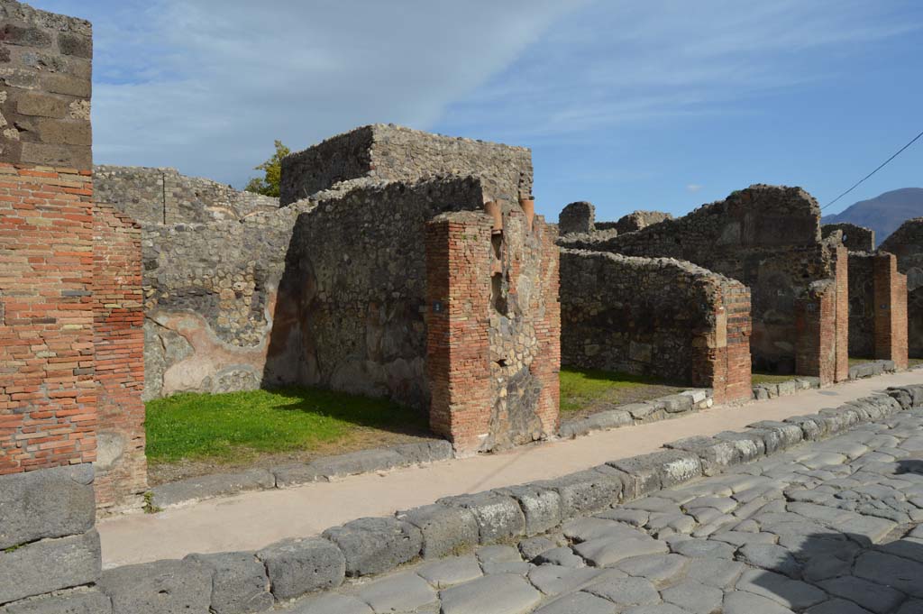 IX.2.2, on left, with pilaster between IX.2.3, centre right. March 2018. Looking south along east side of Via Stabiana.
Foto Taylor Lauritsen, ERC Grant 681269 D�COR.
